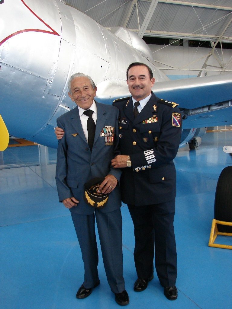 El General Carlos I. Velasco Wall junto al Capitán Manuel Cervantes Ramos, veterano del Escuadrón 201.