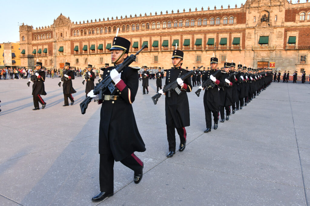 Cadetes del Heroico Colegio Militar realizanarriamiento de Bandera
