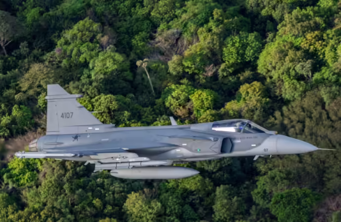 La Fuerza Aérea Brasileña recibirá en 2025; el primero de sus nuevos cazas Gripen ensamblado en Brasil