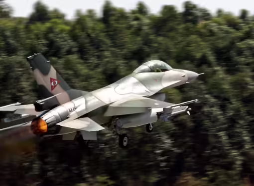 Aviones de Venezuela sobrevolaron un buque de la Armada de EE. UU. en una demostración de fuerza