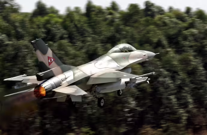 Aviones de Venezuela sobrevolaron un buque de la Armada de EE. UU. en una demostración de fuerza