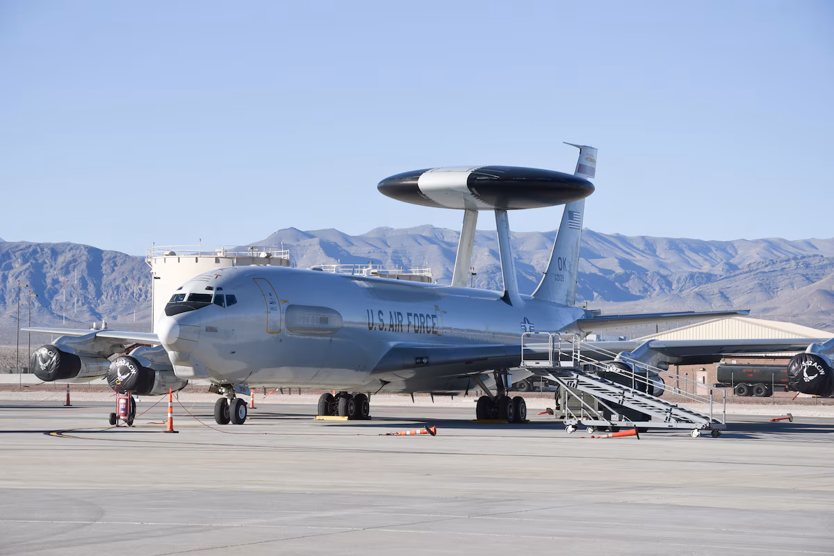 Se intensifican vuelos de aviones radar tras ataques iraníes a radares